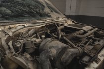 Брудний двигун автомобіля в гаражі — стокове фото
