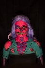 Mujer con maquillaje de miedo en la cara para la celebración de Halloween - foto de stock
