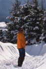 Nachdenklicher Mann, der auf einer verschneiten Region steht — Stockfoto