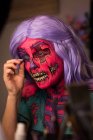 Mulher com maquiagem assustadora no rosto para a celebração do dia das bruxas — Fotografia de Stock