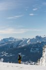 Skirennläuferin im Winter auf einem verschneiten Berg — Stockfoto