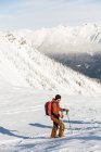 Чоловічий гірськолижник, що йде на засніженій горі взимку — стокове фото