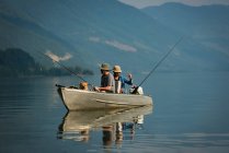 Два рибалки рибалять у річці в сонячний день — стокове фото