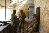 Soldats militaires interagissant les uns avec les autres pendant l'entraînement militaire — Photo de stock