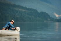 Pescador pesca no rio em um dia ensolarado — Fotografia de Stock