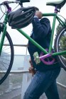 Empresário subindo escadas com bicicleta ao ar livre — Fotografia de Stock