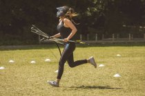 Женщина бегает во время тренировки в учебном лагере в солнечный день — стоковое фото