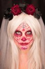 Mulher com maquiagem assustadora no rosto para a celebração do dia das bruxas — Fotografia de Stock