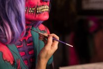 Женщина рисует своё тело на Хэллоуин — стоковое фото