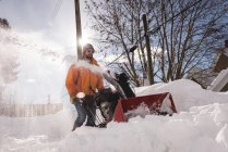 Mann benutzt Schneefräse im Winter in verschneiter Region — Stockfoto