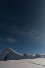 Gruppe von Skifahrern auf einem schneebedeckten Berg im Winter — Stockfoto