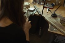 Rückansicht der Schmuckdesignerin, die in der Werkstatt Schmuck herstellt — Stockfoto