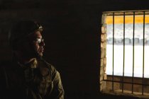 Продуманий військовий помічник, що стоїть у військовій підготовці — стокове фото
