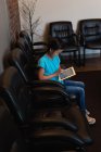 Уважний дівчина, використовуючи цифровий планшетний в стоматологічній клініці — стокове фото