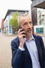 Крупним планом бізнесмен розмовляє по мобільному телефону в місті — стокове фото
