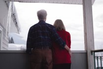 Вид сзади на пожилую пару, стоящую вместе на балконе — стоковое фото