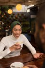 Glückliches Paar, das beim Kaffee im Café miteinander interagiert — Stockfoto