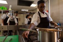 Женщина-шеф-повар работает на кухне в ресторане — стоковое фото