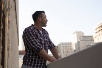 Nachdenklicher Geschäftsmann steht auf dem Balkon des Büros — Stockfoto