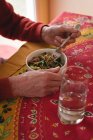 Крупный план пожилого человека, обедающего дома — стоковое фото