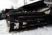 Снігова вантажівка прибирає сніг взимку — стокове фото