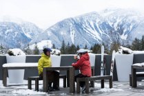 Casal sênior interagindo enquanto toma café no inverno — Fotografia de Stock