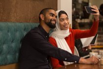 Щаслива пара приймає селфі в кафе — стокове фото