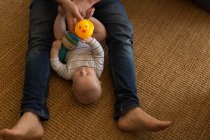 Padre e bambino giocano con i giocattoli in salotto a casa — Foto stock