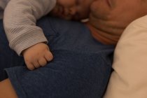 Padre y niño de la bahía durmiendo en el dormitorio en casa - foto de stock