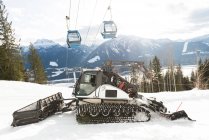 Chariot de chasse-neige moderne en saison enneigée — Photo de stock