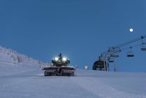 Сучасна снігова вантажівка в сніжному сезоні вночі — стокове фото