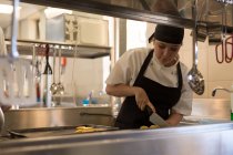Köchin arbeitet in Küche im Restaurant — Stockfoto