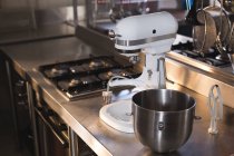 Кнопка и посуда на столешнице на кухне в ресторане — стоковое фото