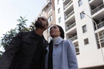 Романтическая пара, стоящая на городской улице — стоковое фото