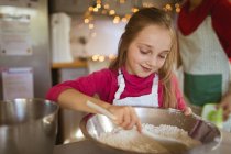 Mädchen bereitet zu Hause den Teig für Weihnachtsplätzchen zu — Stockfoto