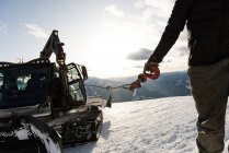Средняя часть человека держит крючок для снегоуборочной машины зимой — стоковое фото