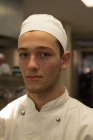 Retrato del chef masculino de pie en la cocina del restaurante - foto de stock