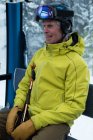 Улыбающийся пожилой человек путешествующий на лыжном подъемнике — стоковое фото