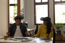 Коллеги по бизнесу используют гарнитуру виртуальной реальности на столе в офисе — стоковое фото