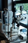 Gros plan sur l'équipement optométriste en clinique — Photo de stock