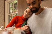Romantisches Paar umarmt sich im Café — Stockfoto