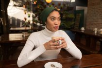 Красива жінка з кавою в кафе — стокове фото