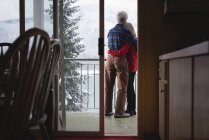 Blick von hinten: Senior-Paar umarmt sich auf Balkon — Stockfoto