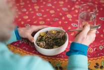 Крупный план пожилой женщины, обедающей дома — стоковое фото