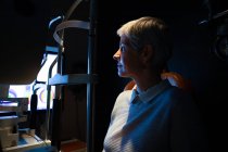 Пациент смотрит на цифровой экран в клинике — стоковое фото
