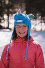 Дівчина стоїть на засніженому регіоні взимку — стокове фото