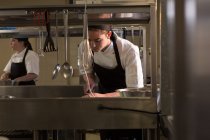 Männlicher Koch arbeitet in Küche im Restaurant — Stockfoto