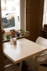 Порожній стіл і стільці в кафе — стокове фото