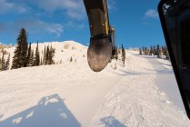 Современный снегоочиститель в снежный сезон — стоковое фото