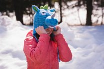 Mädchen steht im Winter auf einer verschneiten Region — Stockfoto